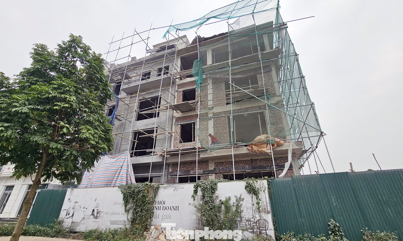 Một số căn đang xây dựng, hoàn thiện mặt ngoài.