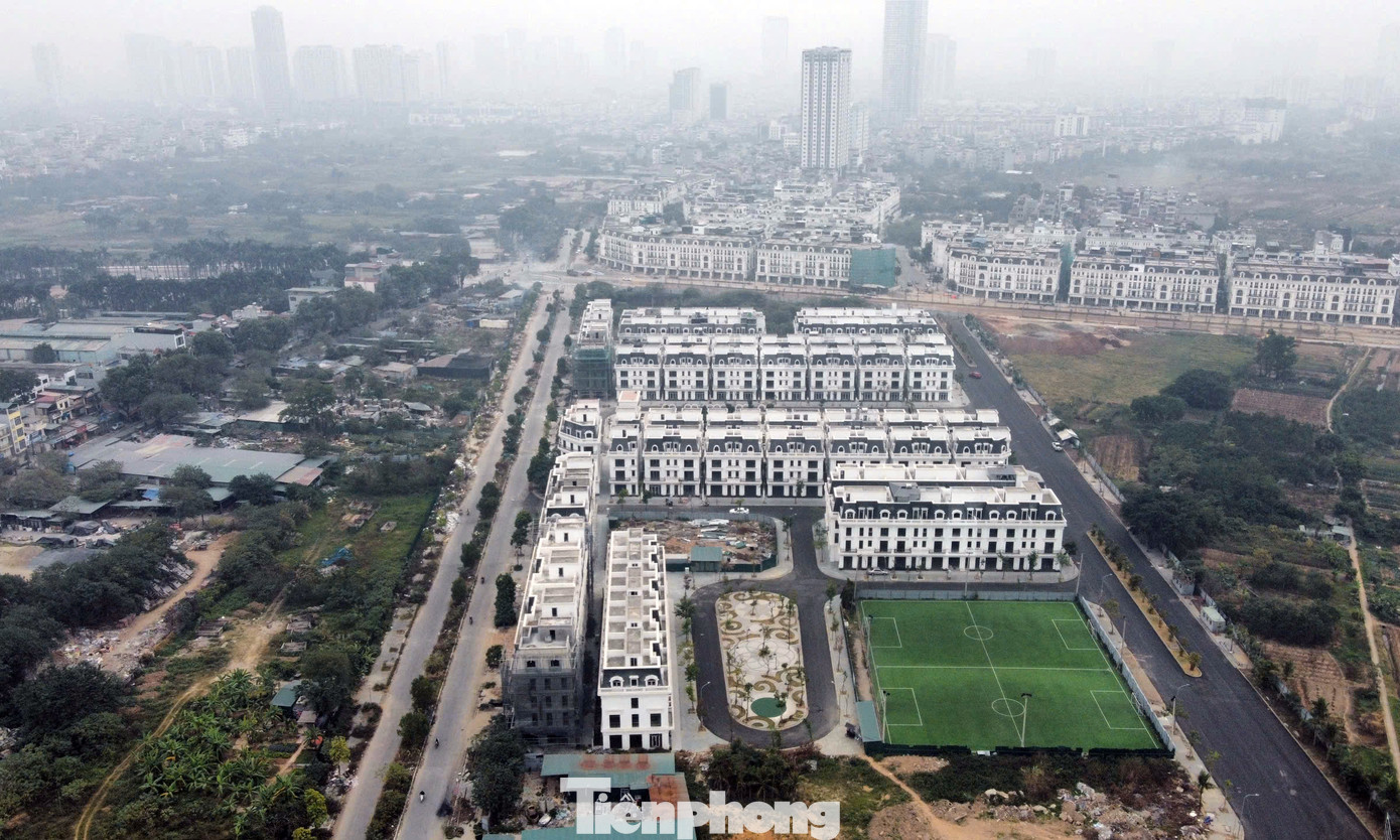 Khu đất nhà trẻ đang được tận dụng làm sân bóng nhân tạo.