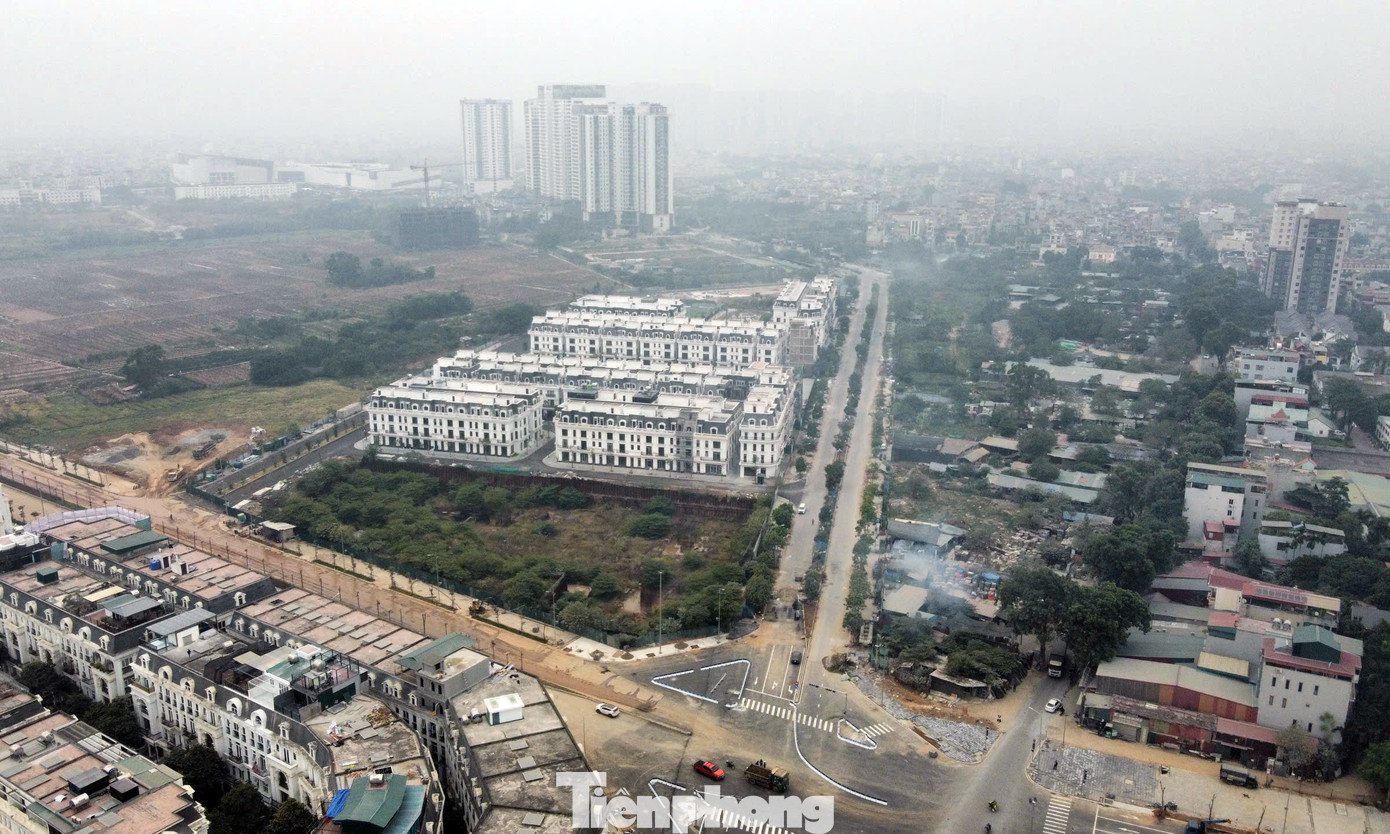 Dự án FLC Premier Parc Đại Mỗ có diện tích đất quy hoạch 6,4ha, tổng vốn đầu tư khoảng 2.800 tỷ đồng. Theo giới thiệu, dự án có quy mô 91 lô liền kề, 54 lô biệt thự, 548 căn hộ chung cư, được khởi công từ năm 2017.