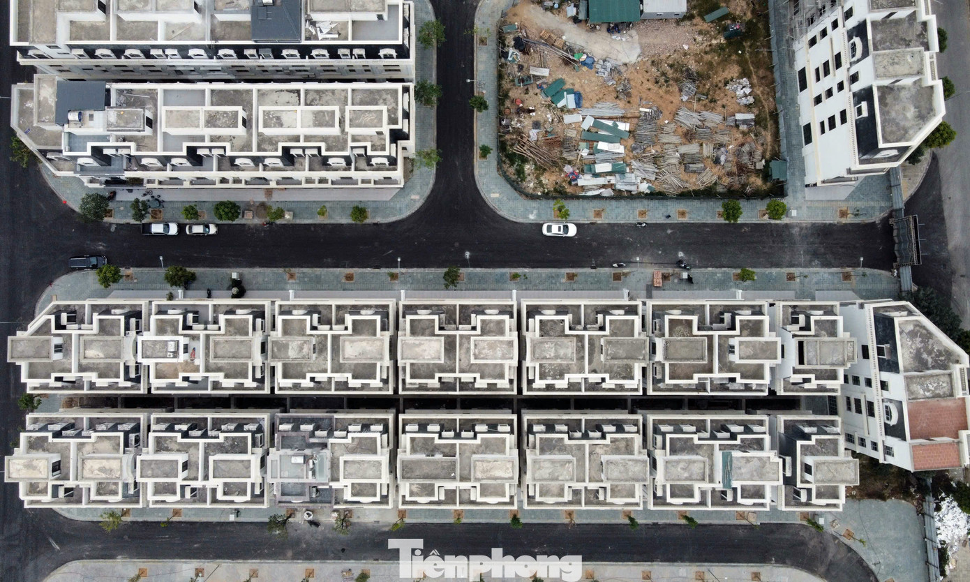 UBND TP Hà Nội cũng giao các sở: Quy hoạch - Kiến trúc, Kế hoạch và Đầu tư, Tài nguyên và Môi trường, Xây dựng, Tài chính; Cục Thuế TP và UBND quận Nam Từ Liêm hướng dẫn Tập đoàn FLC thực hiện các thủ tục về quy hoạch, đầu tư, đất đai, xây dựng và nghĩa vụ tài chính có liên quan theo quy định, báo cáo UBND TP xem xét, chỉ đạo đối với nội dung vượt thẩm quyền.