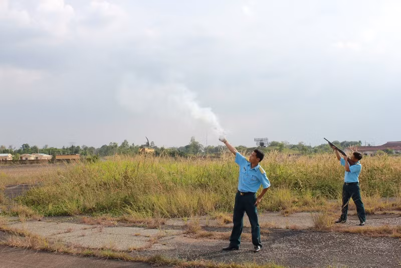 Với vận tốc 2.450km/giờ, hơn hai lần tốc độ âm thanh, vật cản nhỏ như cánh chim cũng có thể đe dọa an toàn bay. Vì vậy trước khi Su 30MK2 xuất kích, khu vực đường băng phải được dọn sạch, trong đó có việc bộ đội nổ súng đuổi chim