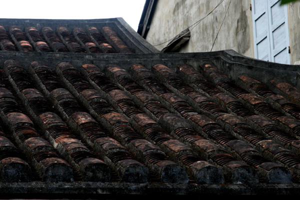 Dùng hồ, mật mía để nối các lớp ngói âm dương