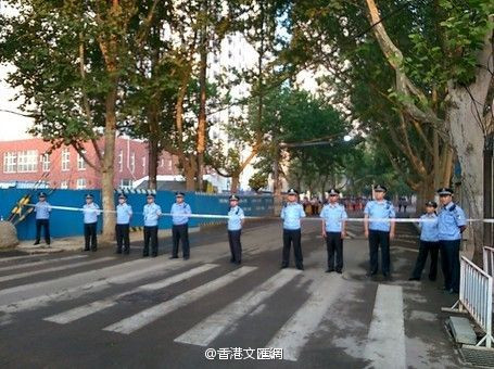 Ở phía sau, người dân khắp nơi tụ đang tập trung chờ đợi phiên tòa xét xử 