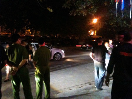 Cảnh sát lập tức có mặt để lập lại trật tự. (Chụp rạng sáng 6.10 tại bar CV, Hà Nội)