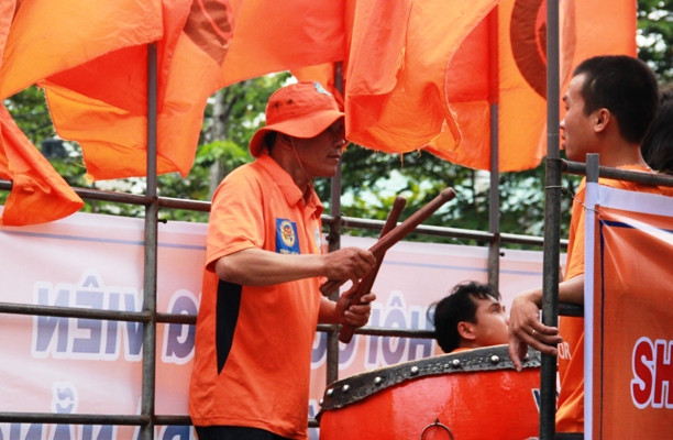 Tay trống chuyên nghiệp khuấy động phố phường trước giờ lăn bóng