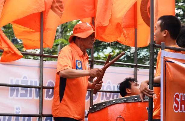 Tay trống chuyên nghiệp khuấy động phố phường trước giờ lăn bóng