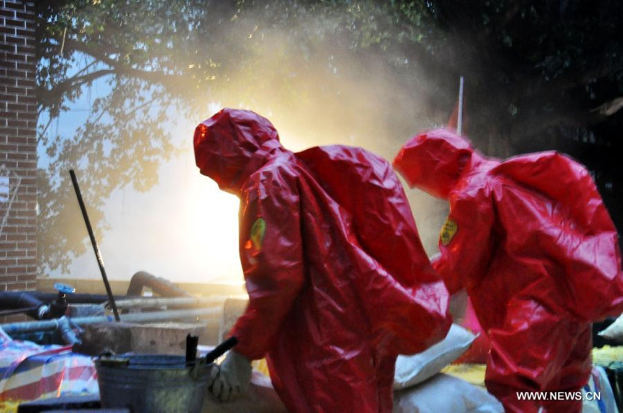 Chất khử Cadmium được đổ xuốg sông Long Giang nhằm hòa tan chất độc. Ảnh: Xinhua