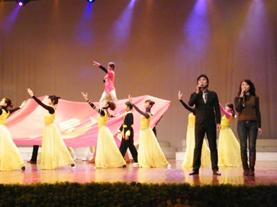 Diễn tập chương trình Như hoa hướng dương chào mừng Đại hội Đảng Ảnh: N.M.Hà