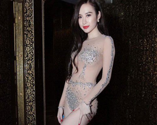  Dù có đính đá che những chỗ nhạy cảm nhưng khán giả vẫn nhìn rõ vòng một cũng như đồ lót