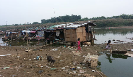 Xóm thuyền chài trên sông thuộc phường Phúc Xá, quận Ba Đình, một điểm đến của trẻ lang thang. Xóm thuyền chài trên sông thuộc phường Phúc Xá, quận Ba Đình, một điểm đến của trẻ lang thang