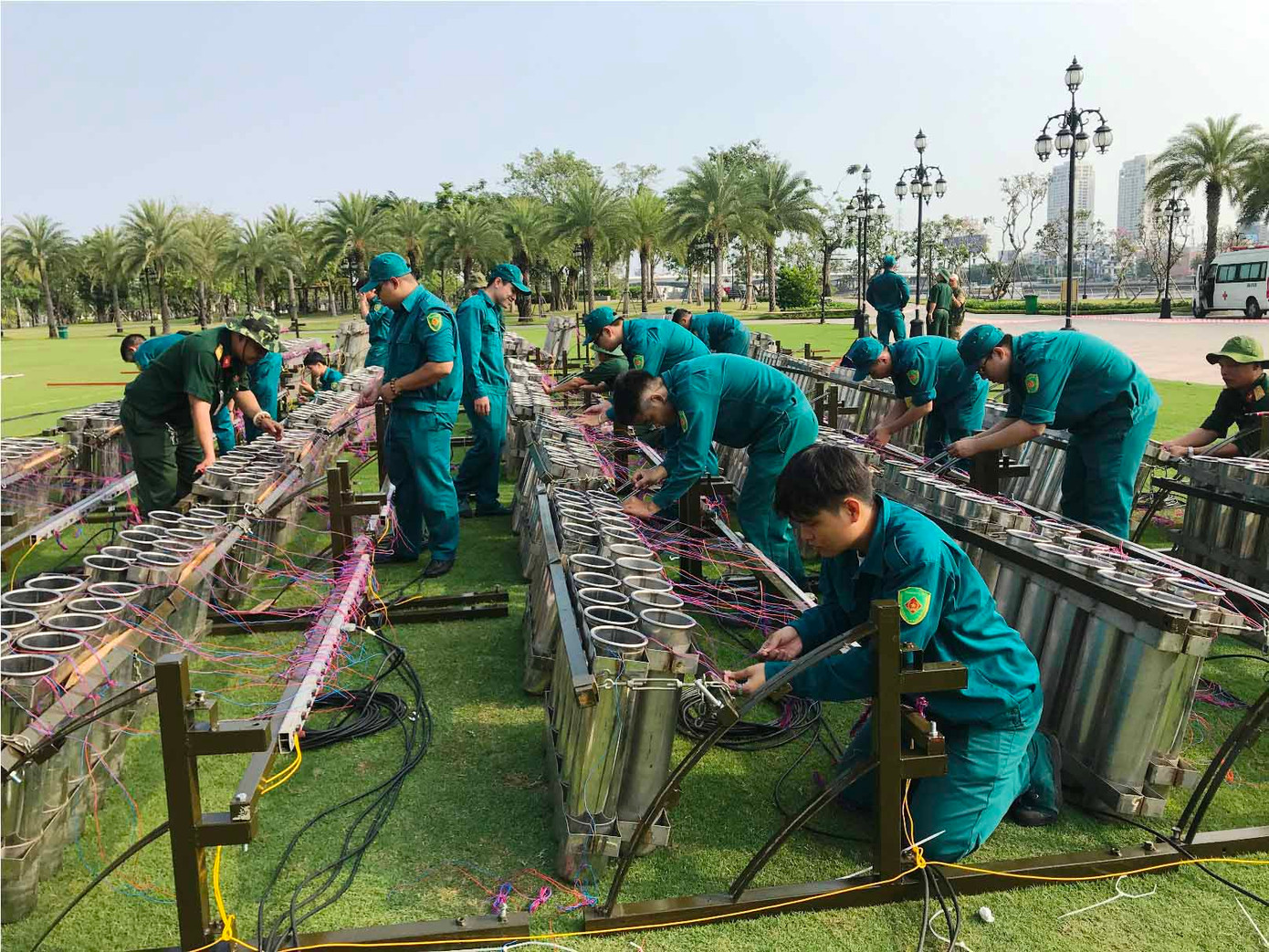 Pháo hoa rực sáng bầu trời chào đón năm mới Kỷ Hợi ảnh 80