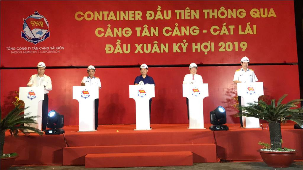 Pháo hoa rực sáng bầu trời chào đón năm mới Kỷ Hợi ảnh 11