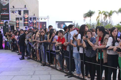 Hàng nghìn fan có mặt từ rất sớm để chờ đợi khoảnh khắc đón thần tượng của mình trên thảm đỏ sự kiện ra mắt phim