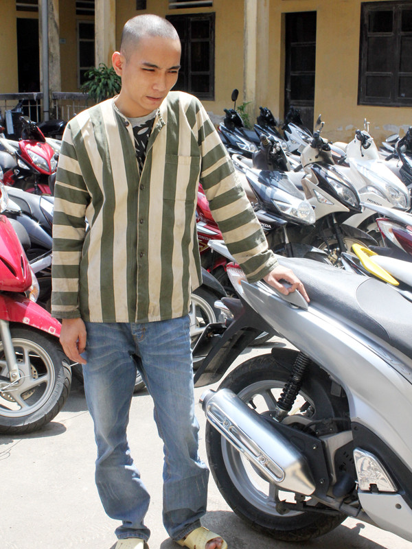 Đối tượng Vũ Tường Anh bên các tang vật trộm cắp