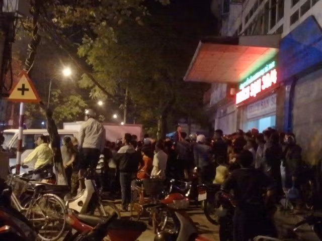 Vụ việc thu hút hàng trăm người dân đổ đến xem. Vụ việc thu hút hàng trăm người dân đổ đến xem