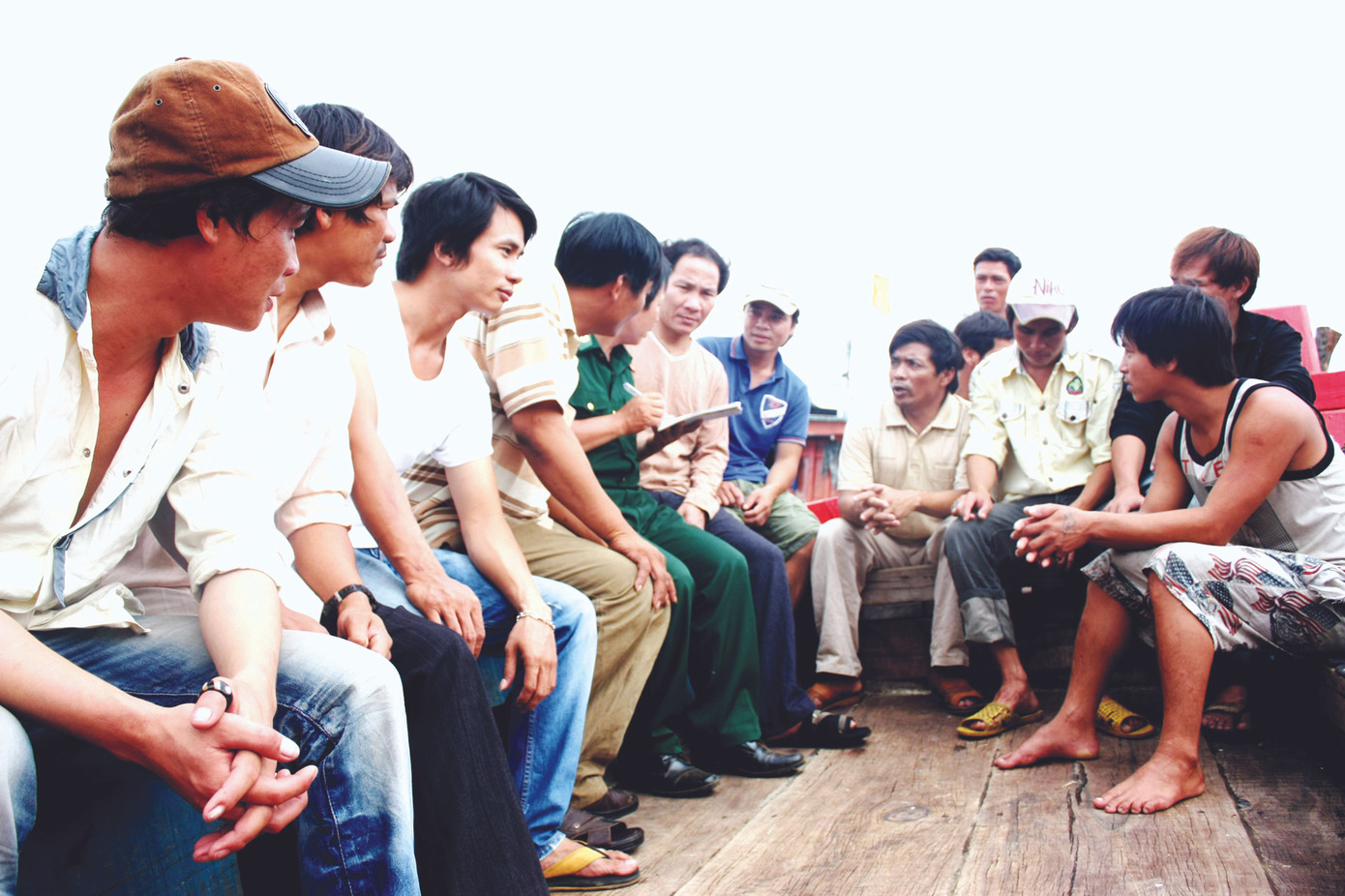 Ngư dân trên tàu ông Luận trình báo với Bộ đội Biên Phòng về vụ cướp biển Ảnh: L.V.C