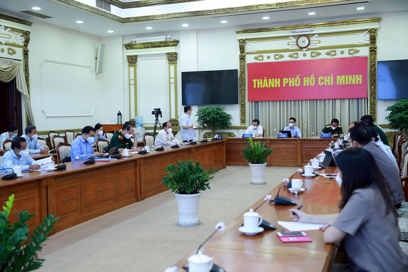 Phó Thủ tướng Vũ Đức Đam và đoàn công tác làm việc với Ban Chỉ đạo phòng chống dịch TPHCM chiều 18/11