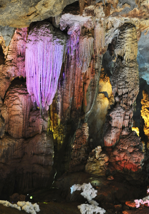 Bước vào cửa động, du khách sẽ bắt gặp vô vàn thạch nhũ với nhiều hình dáng kỳ vỹ khác nhau.