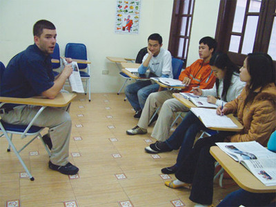 Nhiều sinh viên nước ngoài lựa chọn làm thêm bán thời gian ở trung tâm ngoại ngữ. Ảnh: Ngọc Thắng 