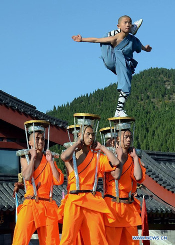 Môn sinh nhí biểu diễn động tác thăng bằng trên đầu các đàn anh.