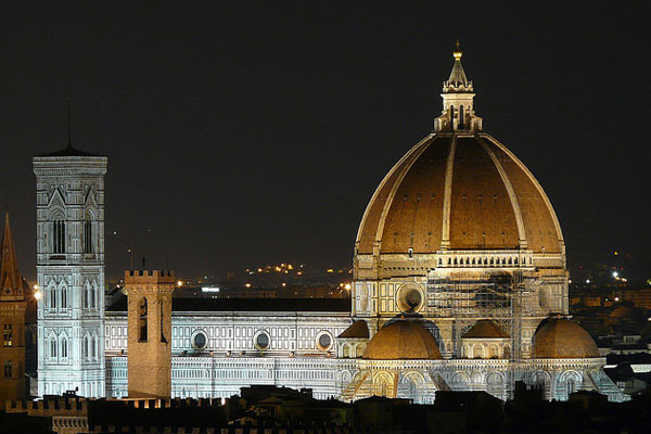 Santa Maria del Fiore, Italy: bắt đầu xây dựng vào năm 1296, nhà thờ mang phong cách kiến trúc Gothic này được hoàn thành vào năm 1436, là biểu tượng của thành phố Florence. Mặt ngoài của nhà thờ được ốp các tấm đá cẩm thạch nhiều màu. Santa Maria del Fiore là một trong những nhà thờ lớn nhất của Italy và cho đến nay, nó là nhà thờ có mái vòm lớn nhất trên thế giới