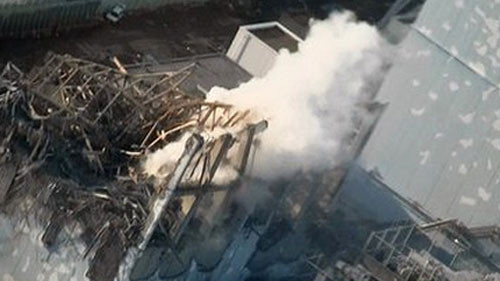 Khói bốc lên từ lò phản ứng số 3 của nhà máy điện hạt nhân Fukushima I ngày 21-3 Ảnh: AP. Khói bốc lên từ lò phản ứng số 3 của nhà máy điện hạt nhân Fukushima I ngày 21-3 Ảnh: AP