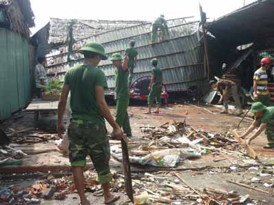Tiểu đoàn Hậu Giang đóng quân tại địa phương giúp dân khắc phục hậu quả lốc xoáy. Ảnh Gia Thọ.