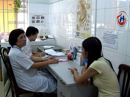 Khám và tư vấn cho thai phụ ở Trung tâm Chăm sóc sức khỏe sinh sản TPHCM