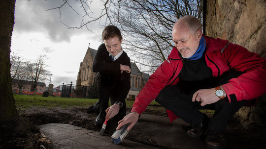 “Hot boy” khai quật báu vật ngàn năm trong nghĩa trang ảnh 2