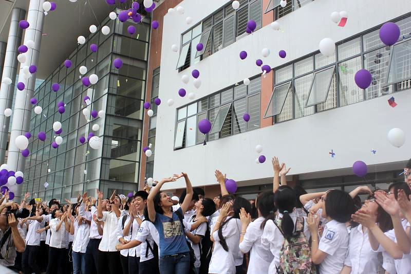 Giây phút gửi những trái bóng vào trời xanh để những ước mơ trở thành hiện thực đã đến