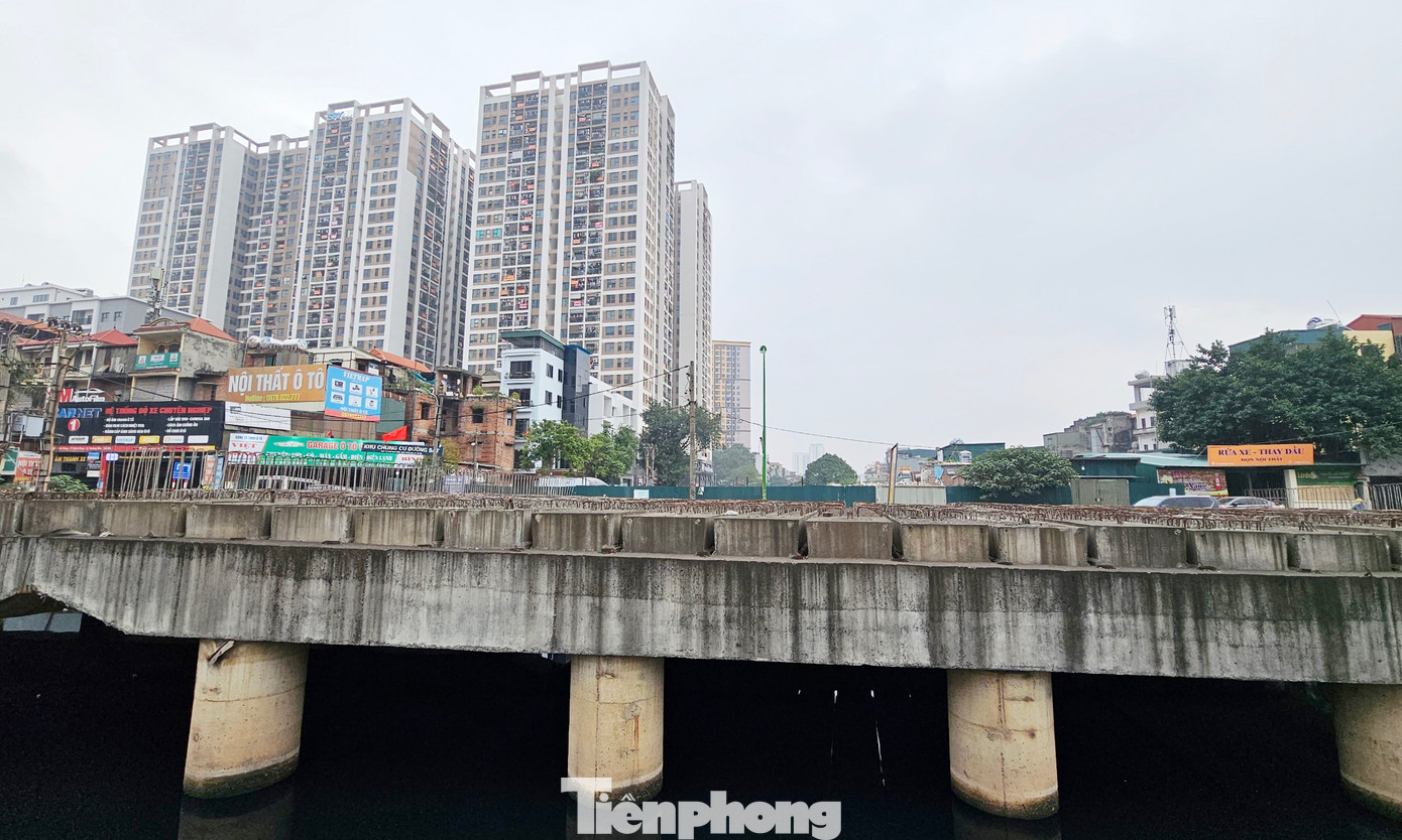 Thế nhưng sau 10 năm, dự án vẫn chưa thể thông xe do vướng giải phóng mặt bằng.