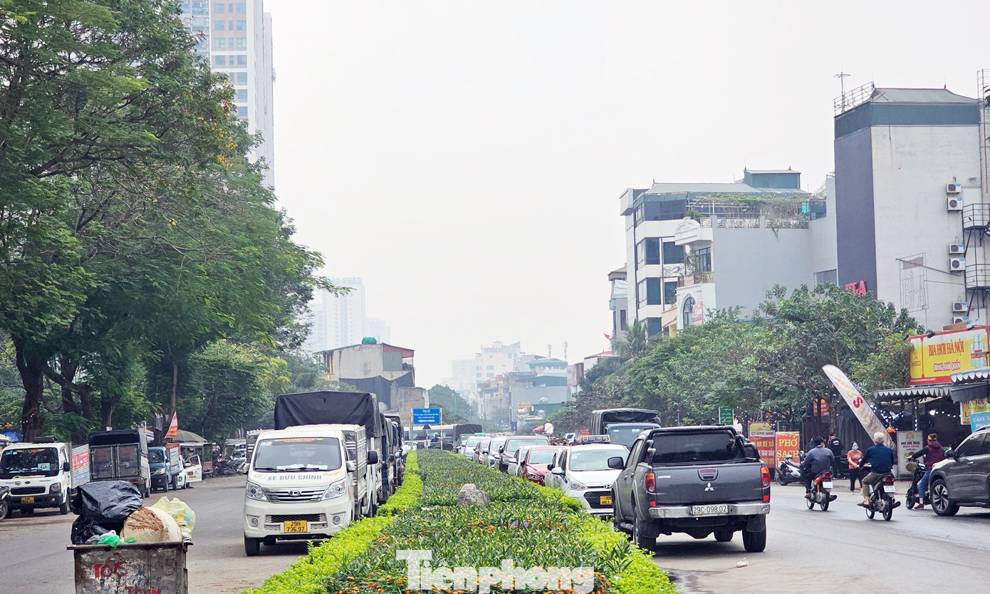 Do đó, Phó chủ tịch TP giao Thanh tra TP Hà Nội xử lý đơn thư, khiếu nại, tố cáo liên quan đến nhà đầu tư và liên quan đến dự án đối ứng Dự án đầu tư xây dựng Khu đô thị mới Đại Kim - Định Công. Đồng thời, phối hợp với Sở Kế hoạch và Đầu tư và các đơn vị có liên quan kiểm tra, rà soát toàn bộ quy trình, thủ tục đầu tư Dự án Đầu tư xây dựng đường Vành đai 2,5 (đoạn Đầm Hồng - quốc lộ 1A) và dự án đầu tư đối ứng liên quan.
