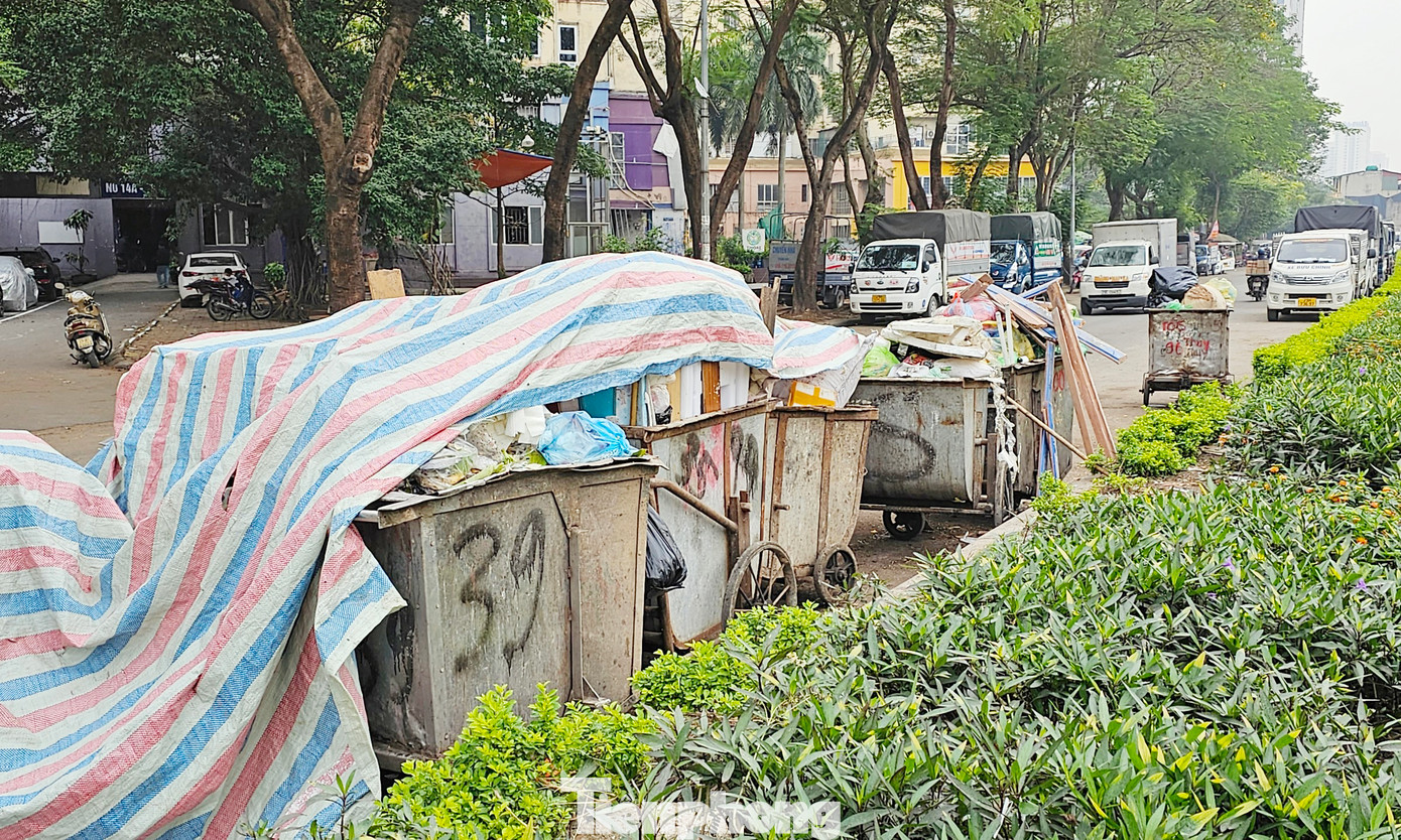 Dở dang nhiều năm khiến tuyến đường Vành đai 2,5 (đoạn đường Đầm Hồng - quốc lộ 1A) nhếch nhác, thành điểm tập kết rác thải, ô tô đỗ tràn lan dưới lòng đường.