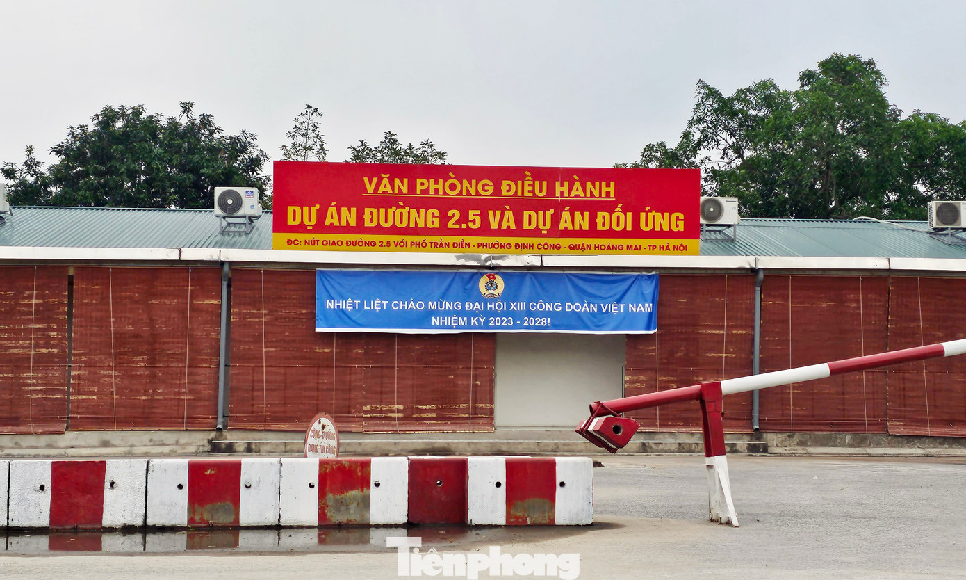 Văn phòng điều hành của chủ đầu tư dựng ngay tại nút giao đường Vành đai 2,5 với phố Trần Điền (phường Định Công, quận Hoàng Mai) khiến các phương tiện không thể lưu thông qua đây.