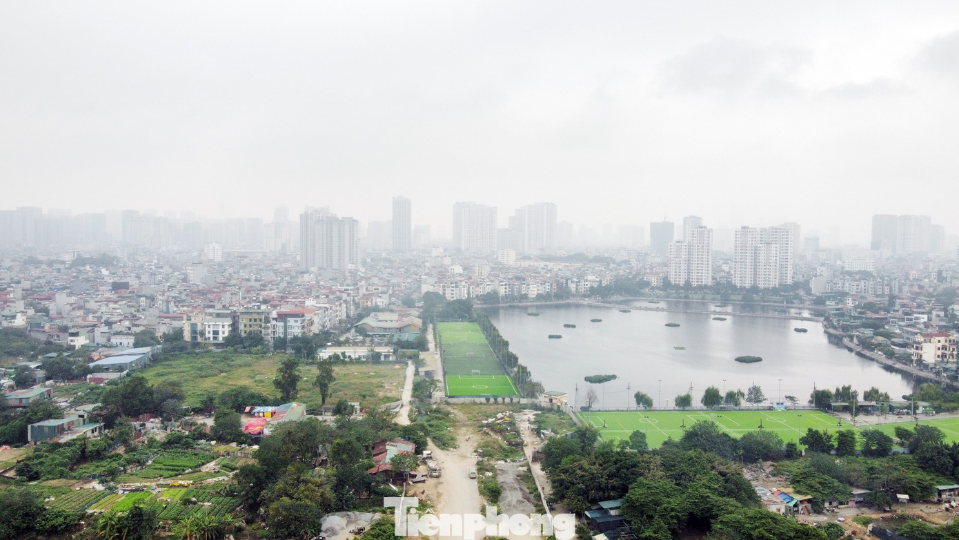 Đoạn đi qua khu vực Đầm Hồng biến thành sân bóng cỏ nhân tạo.