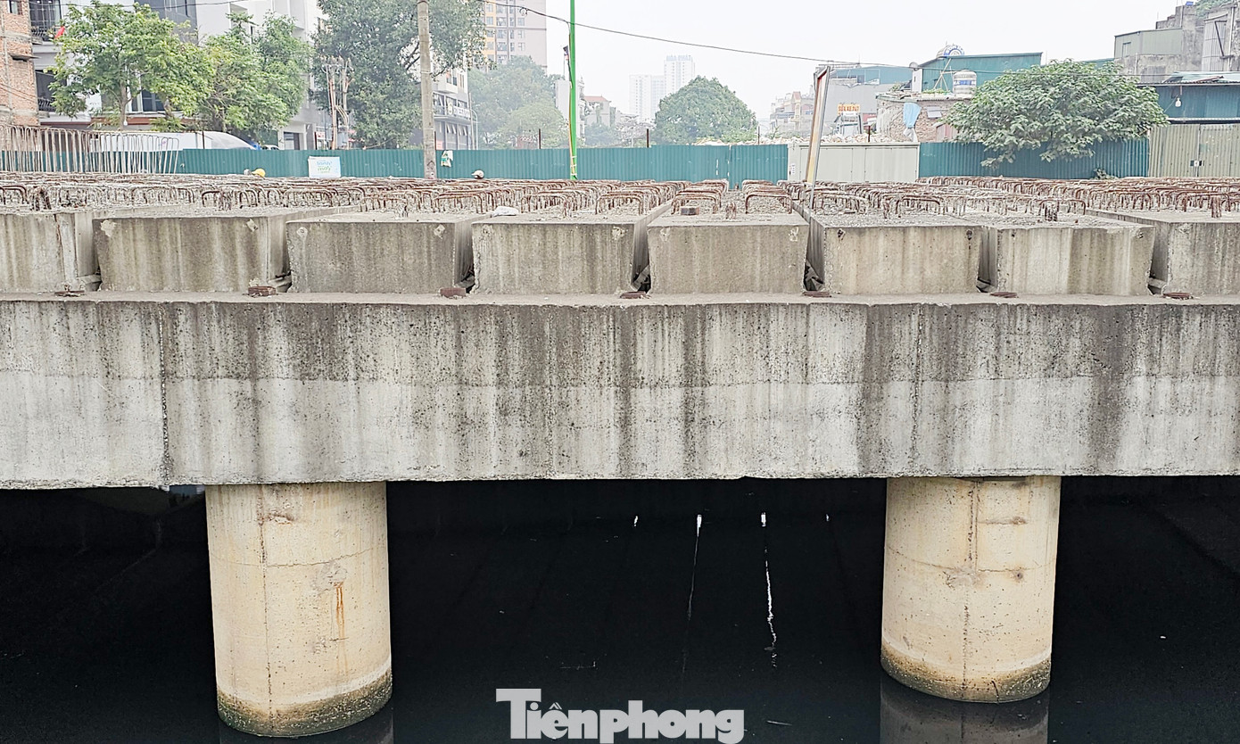 Tại đoạn qua sông Lừ, dự án đường Vành đai 2,5 sẽ xây một cây cầu mới có mặt cắt rộng khoảng 40m, nằm sát cầu Định Công hiện nay. Tuy nhiên người dân khu vực này vẫn phải dùng cầu tạm vì đoạn cầu L3 chưa thể thông xe.