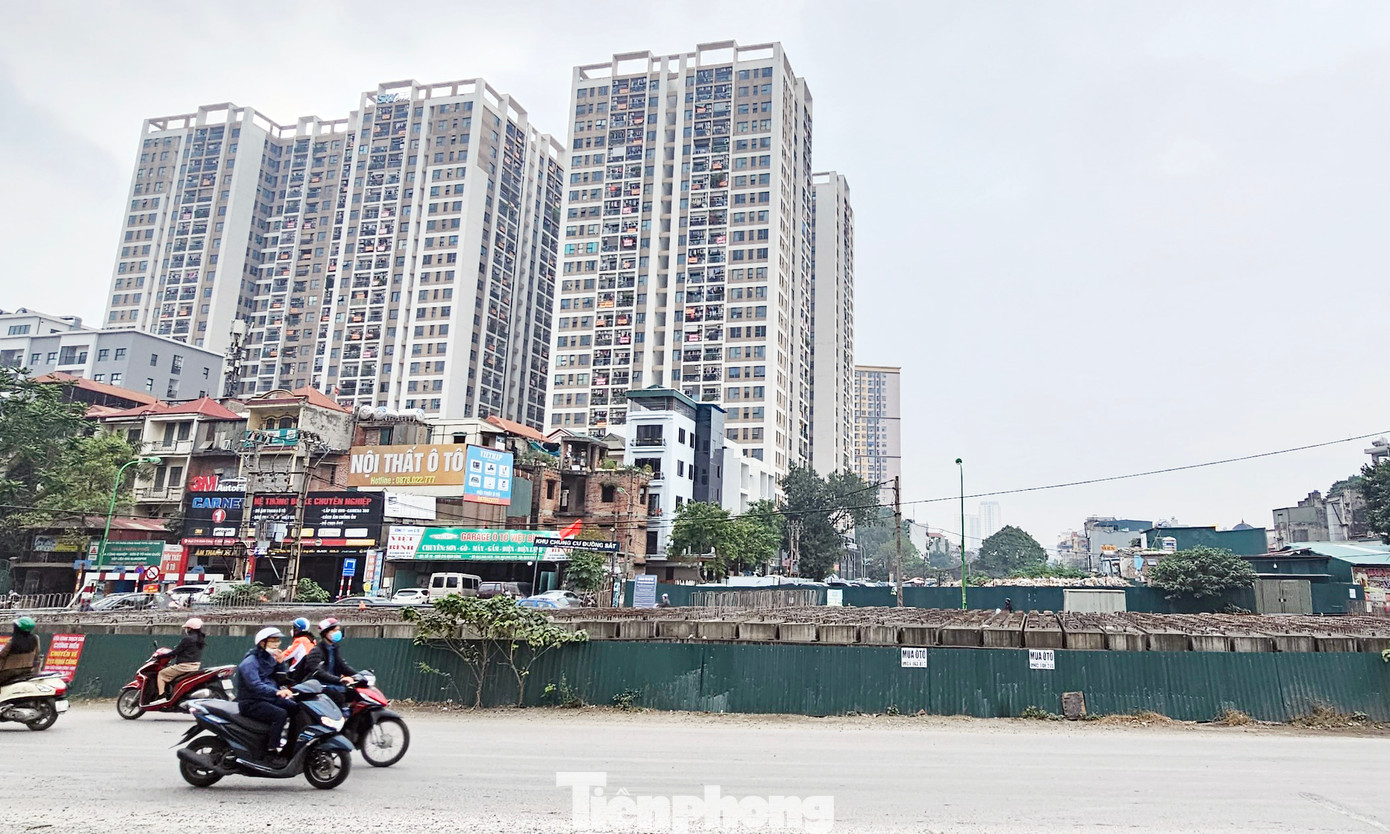 Dự án đường Vành đai 2,5 được TP Hà Nội cấp chứng nhận đầu tư năm 2013, thực hiện theo hình thức hợp đồng Xây dựng - Chuyển giao (BT), chỉ định chủ đầu tư. Năm 2014, Sở GTVT Hà Nội thực hiện ủy quyền của thành phố ký hợp đồng BT với nhà đầu tư liên danh: Cty CP Kinh doanh phát triển Nhà và Đô thị Hà Nội, Cty TNHH Xây dựng công trình Hoàng Hà (Cty Hoàng Hà).