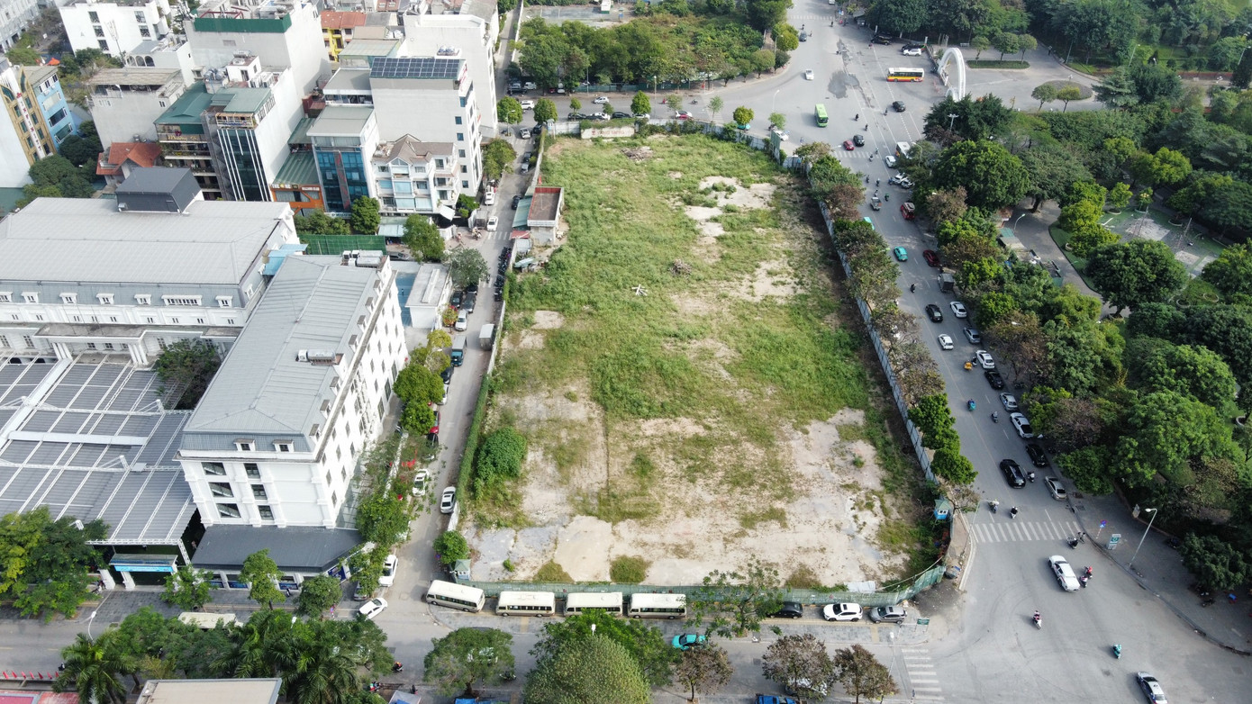 Lô đất C/D13 có vị trí đắc địa 4 mặt tiền, tiếp giáp với các đường Thành Thái, Trương Công Giai, Khúc Thừa Dụ và ngõ 102 Khúc Thừa Dụ.