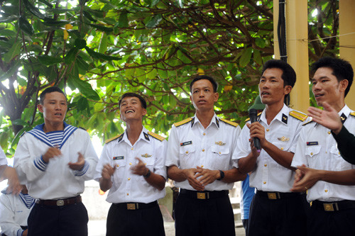  Chiến sĩ đảo Trường Sa Đông ca hát. Ảnh: Nguyễn Công Khanh.