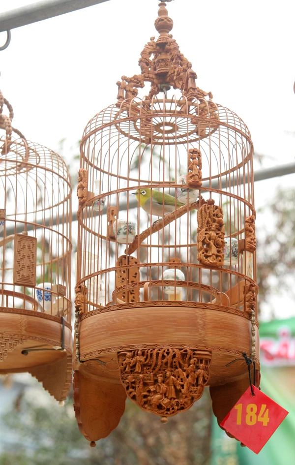 Nhiều lồng chim đựoc làm tinh xảo