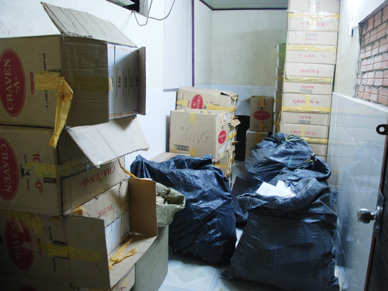 Kho chứa thuốc lá lậu bị cơ quan chức năng phát hiện