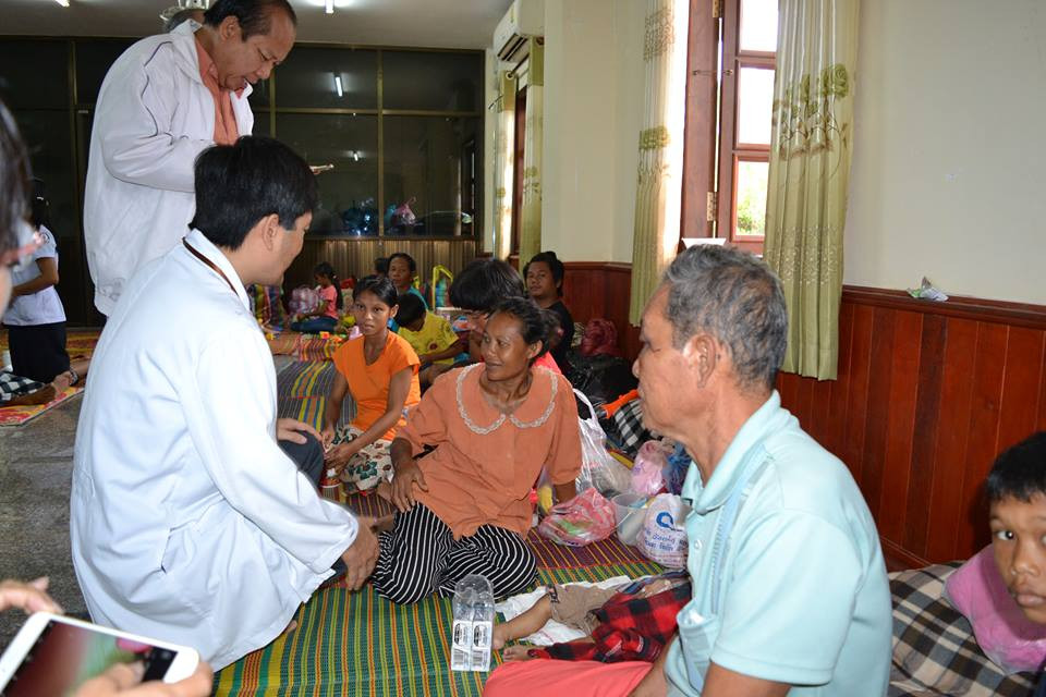 Xe cứu trợ tấp nập đến Lào chung tay khắc phục thảm họa vỡ đập ảnh 7