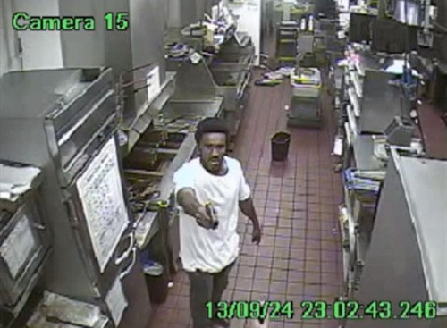 Điều kỳ diệu đã xảy ra khi khẩu súng của tên cướp chỉ hoạt động khi không có người để bắn