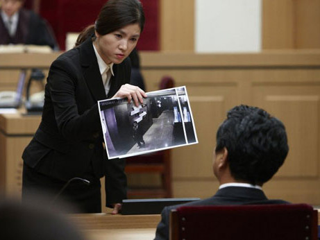 Cảnh trong phòng xử án