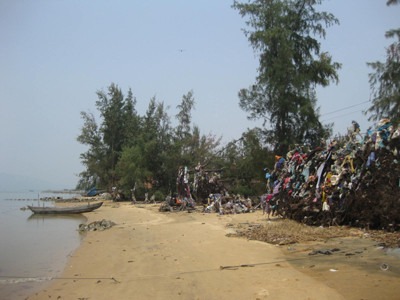 Thôn Vĩnh Lợi như một bán đảo luôn bị sóng lớn, triều cường uy hiếp. Nay rừng phi lao tan tác, ngập rác. Bờ biển của thôn như bị rỗng ruột bởi titan được hút tận đáy sâu. Ảnh: Phạm Quang Tú