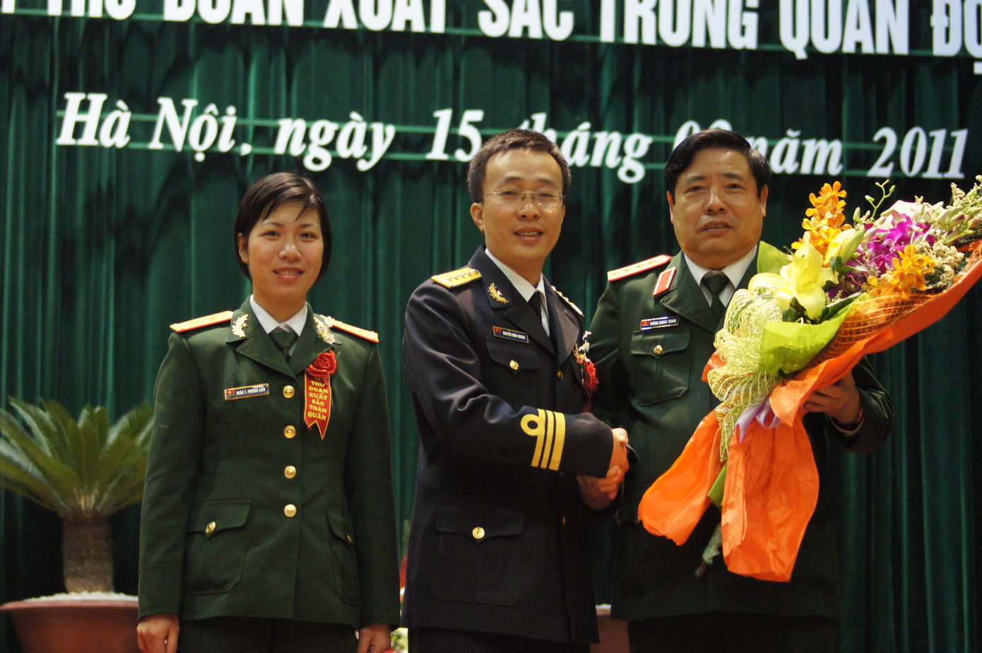 Hai tủ lĩnh Đoàn thuộc Quân chủng Hải Quân và Viện Khoa học - Công nghệ quân sự tặng hoa Bộ trưởng Phù Quang Thanh