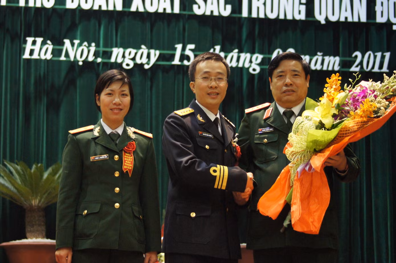 Hai tủ lĩnh Đoàn thuộc Quân chủng Hải Quân và Viện Khoa học - Công nghệ quân sự tặng hoa Bộ trưởng Phù Quang Thanh