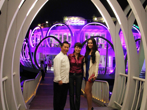 Đầu bếp Yan và Hoàng My cũng tới thưởng thức các món ăn tại nhà hàng Sông Hương hình hoa sen