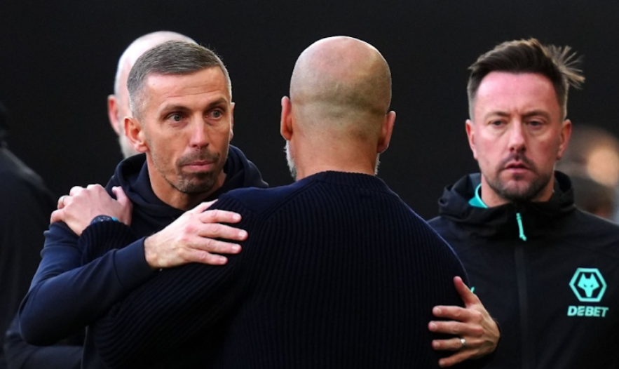 HLV O&apos;Neil (trái) ôm đồng nghiệp Guardiola sau trận Wolves thua Man City 1-2 trên sân nhà Molineux ở vòng 8 Ngoại hạng Anh ngày 20/10