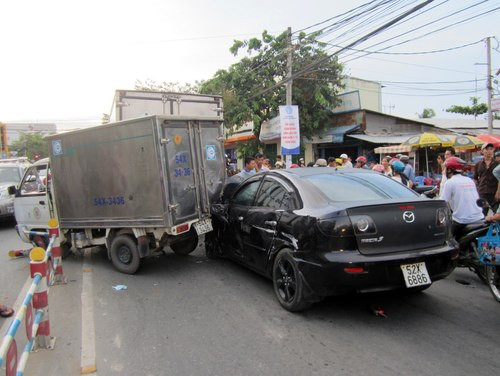 "xe điên" tông tiếp vào 2 xe tải làm một xe bị ủi mạnh, húc sập đoạn phân cách.